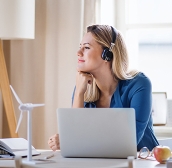 Woman_on_laptop_and_headphones